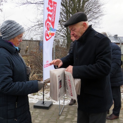 Targowisko w Lipsku - zbieranie podpisów i rozdawanie gazety 